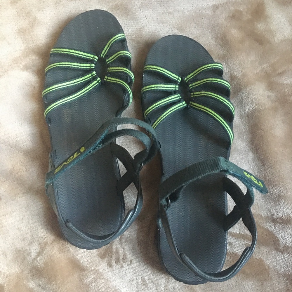 Tevas sandals size 8.5 with green straps